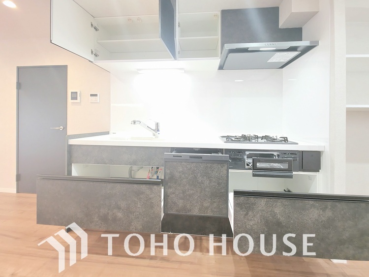 キッチン 白を基調とした、清潔感あふれるシステムキッチンです。シンクも広々としており、作業スペースも確保されています。コンロは火力の強いガスタイプで、毎日のお料理もはかどります。