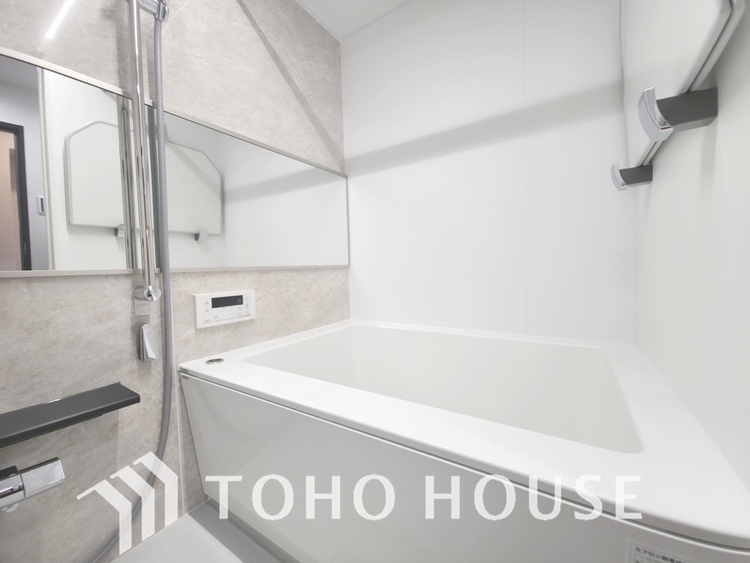 風呂 落ち着いた色合いのタイルが温かみを感じさせる浴室です。シャワーと浴槽が一体となったユニットバスタイプで、日々の疲れをゆっくりと癒せます。換気もしやすく、カビの発生も抑えられます。