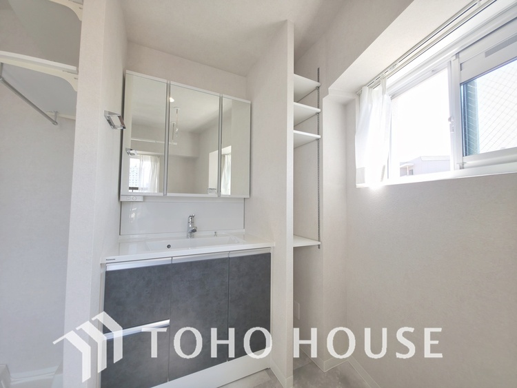 洗面 明るく清潔感あふれる洗面所です。窓が付いているので換気がしやすく、湿気やにおいもこもりにくいでしょう。大きな鏡の独立洗面台は、忙しい朝の身支度もスムーズです。