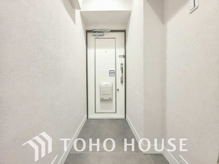 玄関 白を基調とした、清潔感あふれる明るい室内です。フローリングは温かみのある木目調で、家具を選びません。大きな窓から光がたっぷりと入り、開放的な空間です。