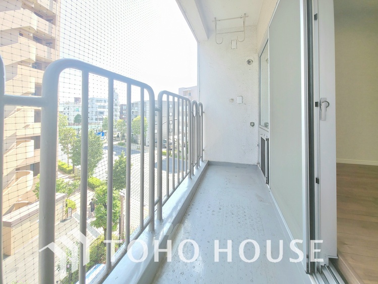 バルコニー 周囲に高い建物が少ないため、空が広く見渡せます。開放感があり、日当たりも良好です。都会にいながらも、空の広がりを感じられる眺望は、日々の生活に癒しを与えてくれるでしょう。