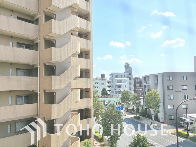 その他 周囲に高い建物が少ないため、空が広く見渡せます。開放感があり、日当たりも良好です。都会にいながらも、空の広がりを感じられる眺望は、日々の生活に癒しを与えてくれるでしょう。