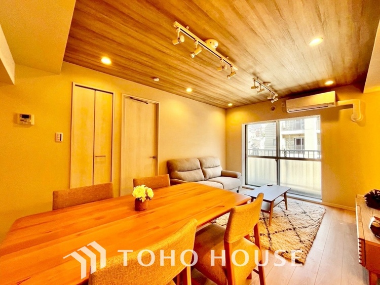 内装 【living】居心地のいい暮らしには欠かせない眩い採光。ゆったりとした幅の窓からこの空間に降り注ぐ採光が絶えない。