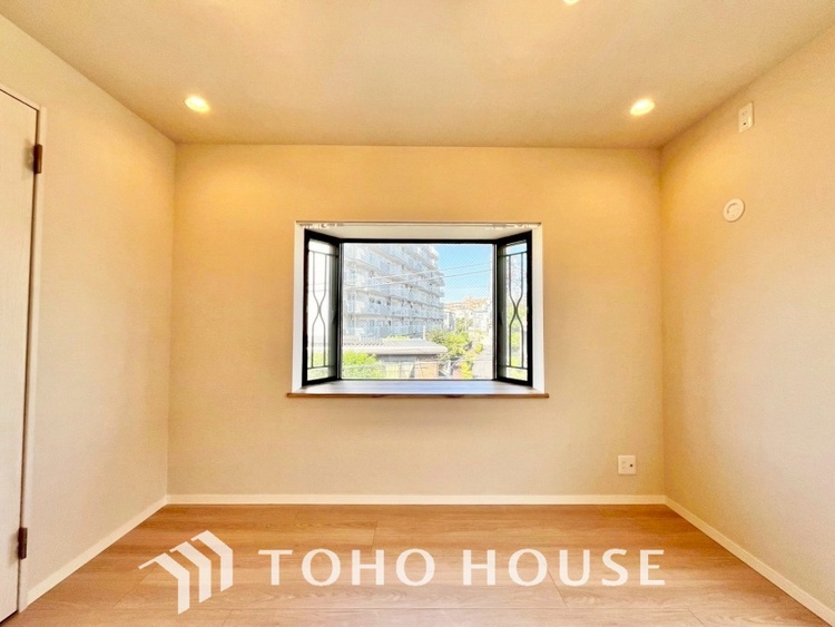 内装 風の通り道。舞い込んでくる風が優しく躍り、室内に爽やかな空気を運んでくる。そこに季節の息吹を感じて、いまがどんな季節なのかを実感する。