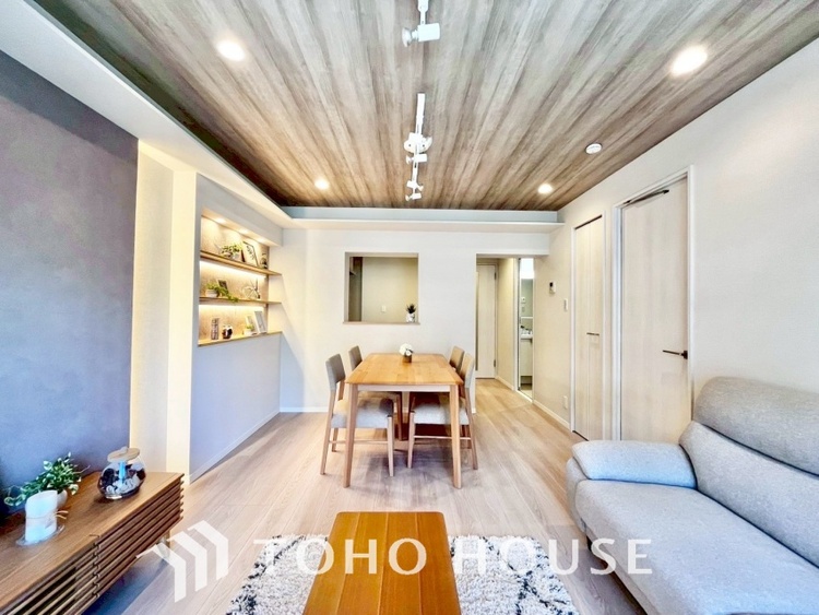 内装 ◆サンサンと◆差し込む太陽の光がこのリビングに笑いをもたらす。