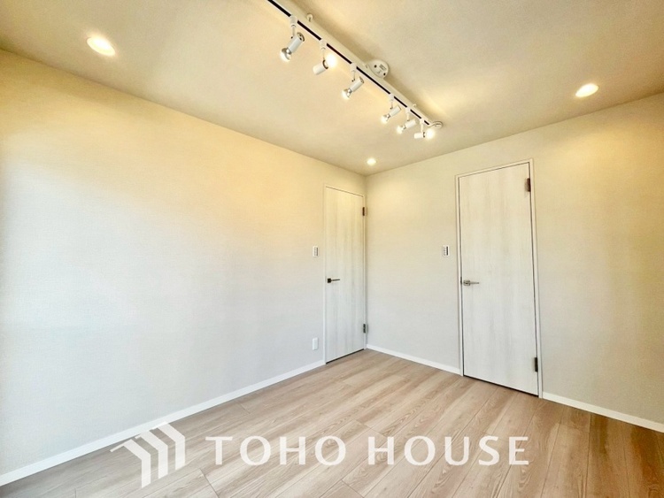 内装 使いやすく、明るい洋室。子供部屋や趣味のお部屋にご利用できます。ご自身で家具などを配置し、素敵な空間を創り上げられます。