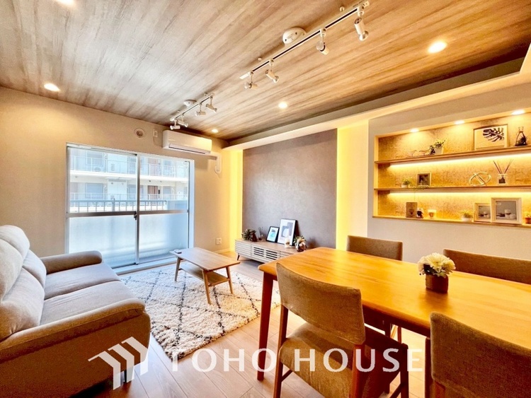 内装 ここはみんなが集い、食事と楽しい会話が始まる場所。話に夢中になりすぎて、ついつい時を忘れ、夜半過ぎになってしまう。そんな束の間の幸せを感じさせてくれます。