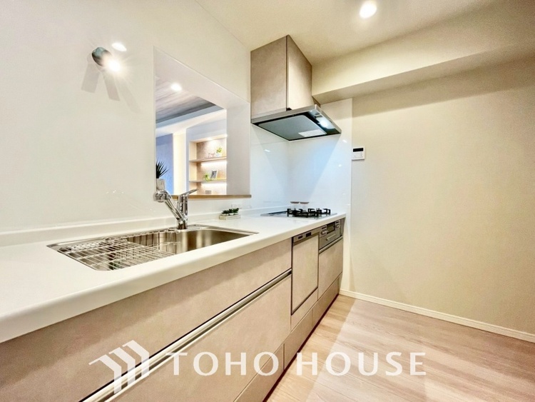 キッチン 手元の収納から、足元の収納までが全てスライド式で、奥のスペースまで有効に活用できます。奥まで上から見渡せるので、たまにしか使わない調理器具もサッと取出せます。