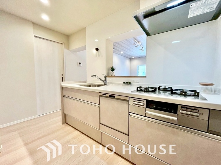 キッチン ◆愛育◆キッチンは家族の絆を育む大切な空間。シンプルで使い易いSystemKitchenで愉しく作る料理は愛情のある美味しいご馳走に。家族で使える広々としたダイニングキッチンです。