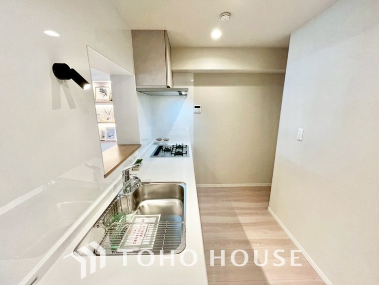 キッチン キッチンは家族の絆を育む大切な空間。シンプルで使い易いシステムキッチンで愉しく作る料理は愛情のある美味しいご馳走に。家族で使えるダイニングキッチンです。