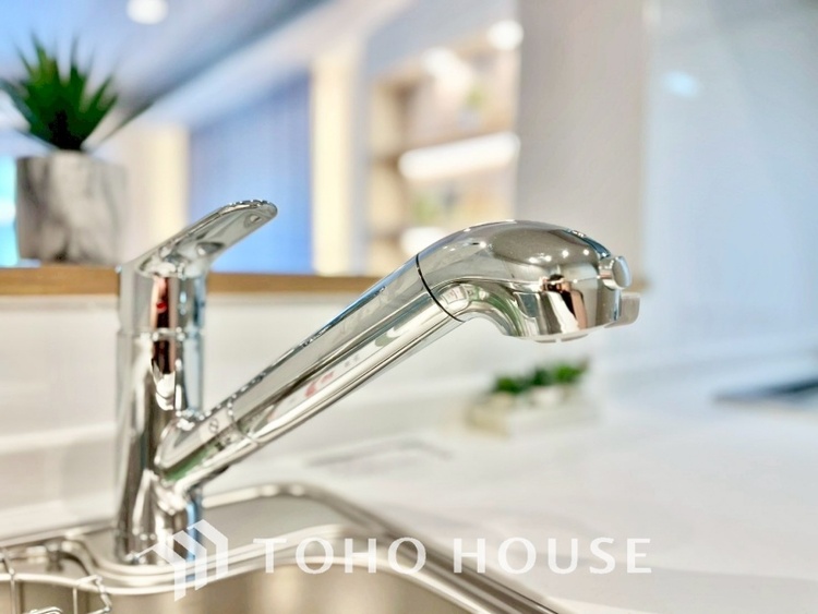 キッチン 広々としたキッチンのシンクは、料理の準備と片付けを楽にし、使いやすさを最大限に引き立てます。