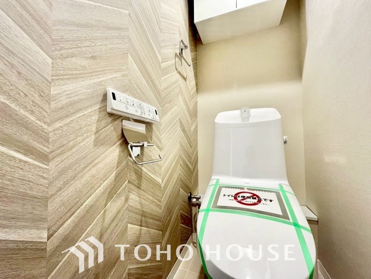 トイレ 清潔感あるホワイト調のクロスと温もり溢れるモダンカラーの床材が見事に調和した本邸宅は、毎日の生活を少しでも快適に過ごして頂ける様に落ち着いた雰囲気作りから行っています。