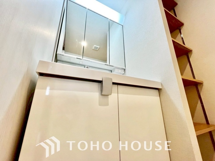 洗面 気持ちの良い朝をつくりだし、夕方には笑顔を取り戻させてくれるミラー。パウダールームはいつでも本来の自分を取り戻せる空間。明るく仕上げてあります。