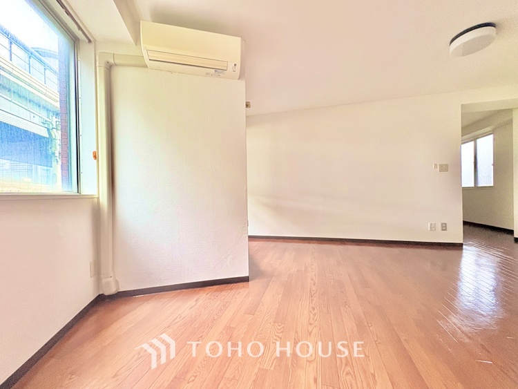 内装 堂々とした広さを誇るリビングは、優雅な開放感と安心感を兼ね備えた上質な空間。ご家族の時間を一層贅沢に演出します。