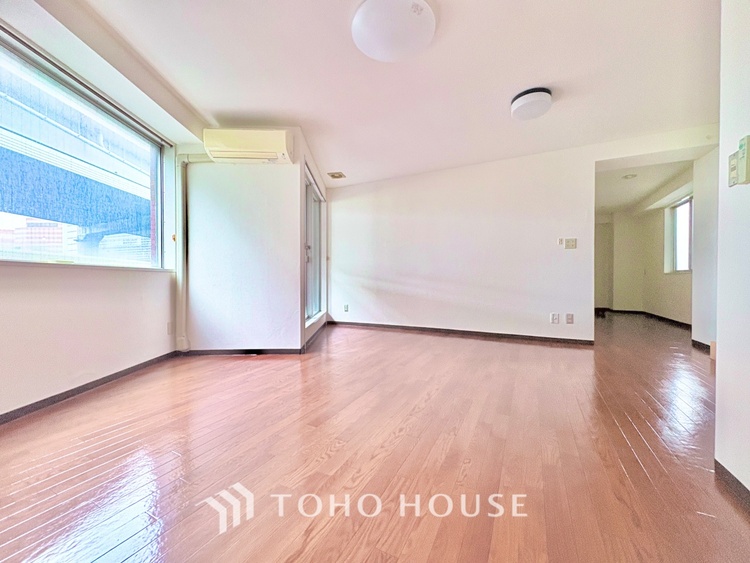 内装 広々としたリビングは、家族の会話や笑顔があふれる安心の場。大きな空間だからこそ叶う、心豊かな暮らしを支えます。