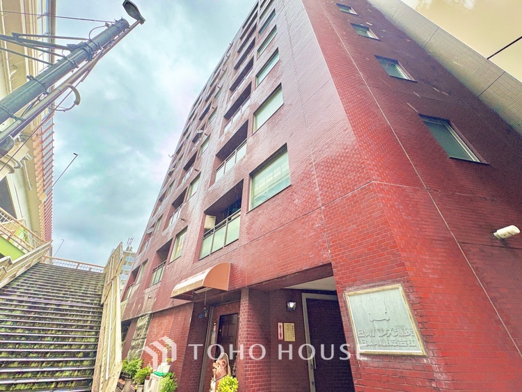 外観 ほんの少しのこだわり。ちょっとした色使いがその家がもつ雰囲気、趣（おもむき）を携え、暮らす家族や訪ねてくる友人・知人に新鮮な香りを運んできます。