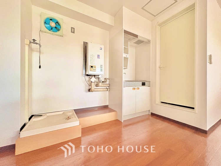 キッチン 無駄を削ぎ落としたミニマルなデザインが、空間に静謐な美しさをもたらします。研ぎ澄まされた感性を満たす場所です。