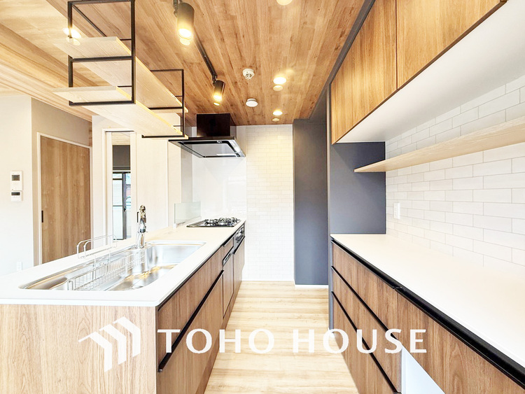 キッチン 落ち着きのあるカラーで統一された清潔感と気品が溢れるキッチン