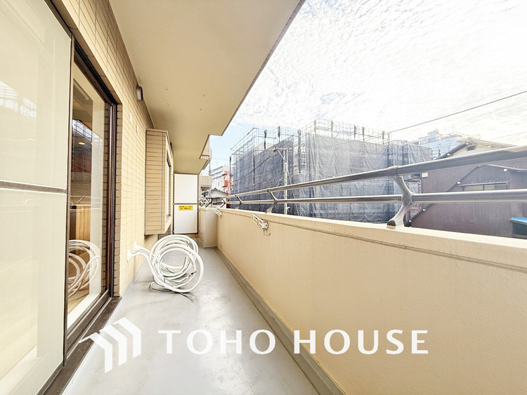 バルコニー 日当たりの良いバルコニーで晴れの日の洗濯物も楽しみになりますね