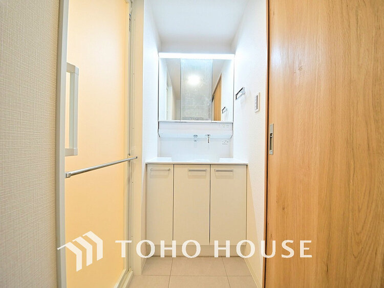 洗面 白を基調とした洗面台。身だしなみを整えやすく収納量も良好です