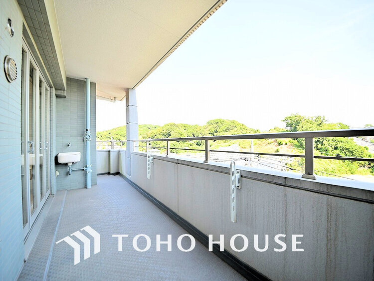 バルコニー 日当たりの良いバルコニーで晴れの日の洗濯物も楽しみになりますね