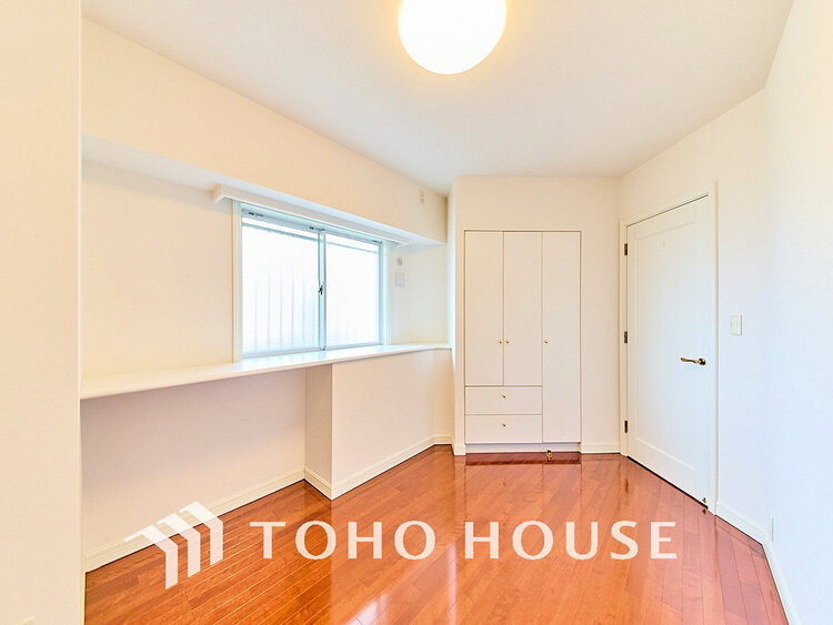 内装 採光もある洋室は、くつろぎのひと時を過ごすのにぴったり