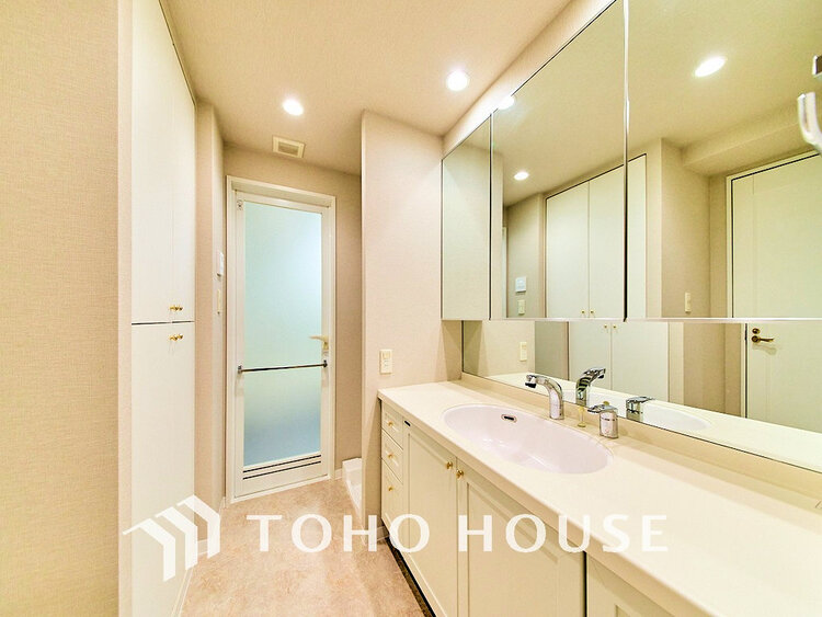 洗面 白を基調とした清潔感のある洗面室で朝の身支度を