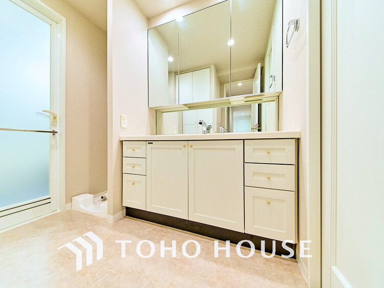 洗面 落ち着きのある色合いでまとめられた洗面室