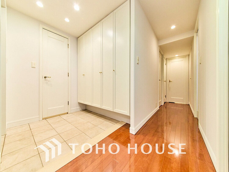 玄関 落ち着いた雰囲気の玄関、家族の帰りを暖かく迎えてくれます