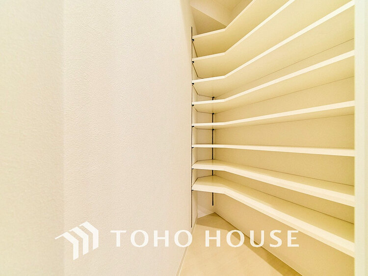 玄関 玄関にはたっぷり収納の「シューズインクローク」付き。大型荷物も安心の収納スペースです