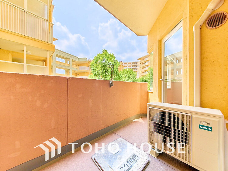 バルコニー 日当たりの良いバルコニーで晴れの日の洗濯物も楽しみになりますね