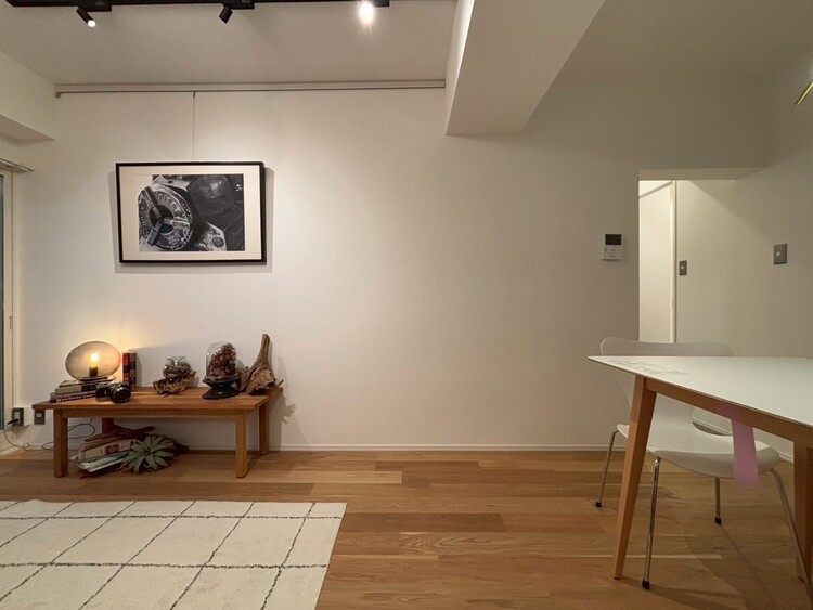 居間 忙しく過ぎゆく日常を置き去るほど、ゆったりした時間が流れるリビング。