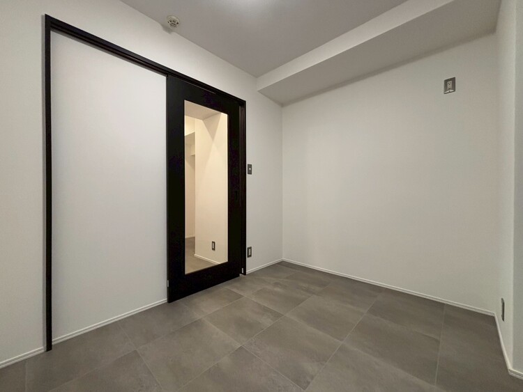 寝室 ベッドも十分に設置するスペースがあります。