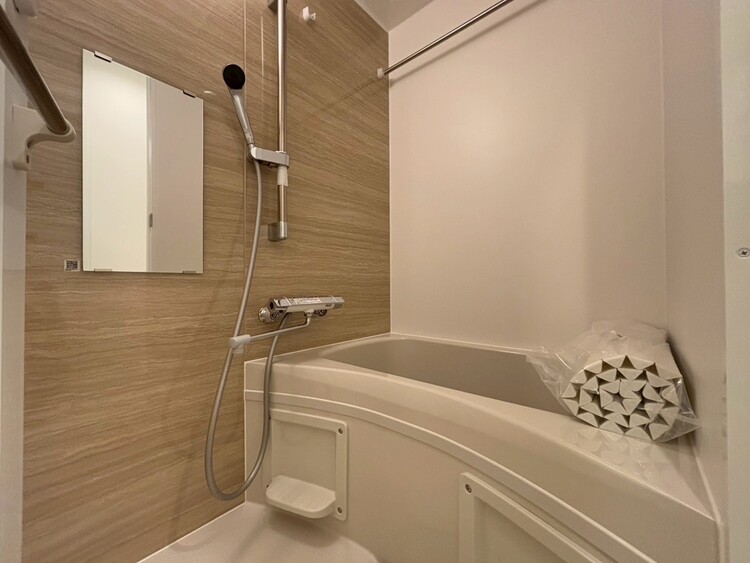 風呂 一日の疲れを癒すバスルームは、心地よいリラックスを叶える清潔感溢れる空間です。