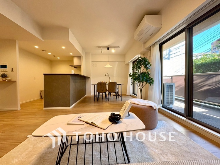 内装 【LIVING】◆眩い◆光が燦々と入り、家族の笑顔を照らす。「いつまでも続いて」と願う夢のような毎日がここにある。