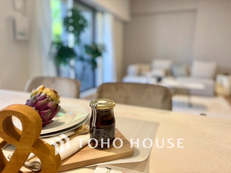 内装 【LIVING】◆扉を◆開くとこの景色。家族の”おかえり”の声が聞こえてきそう。