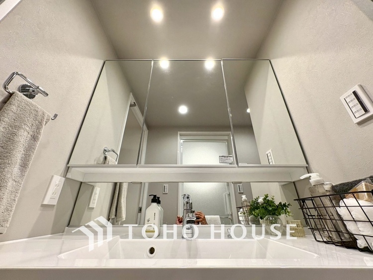 洗面 【WASHROOM】◆快適◆煌びやかな暮らしの中にも忘れたくない快適さ。大きな収納が助けてくれます。