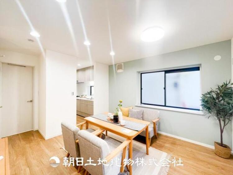 居間 大切な人とともに、心穏やかに過ごすひとときになるリビング。