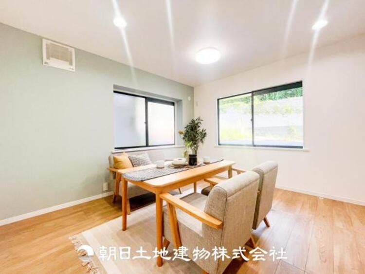 居間 家族や友人との時間など、１番多くの時間を過ごす空間だからこそ落ち着いた空間に。