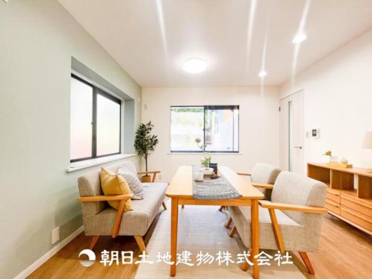 居間 リビングには潤沢な太陽が降り注ぎ、爽やかな住空間を演出しました。