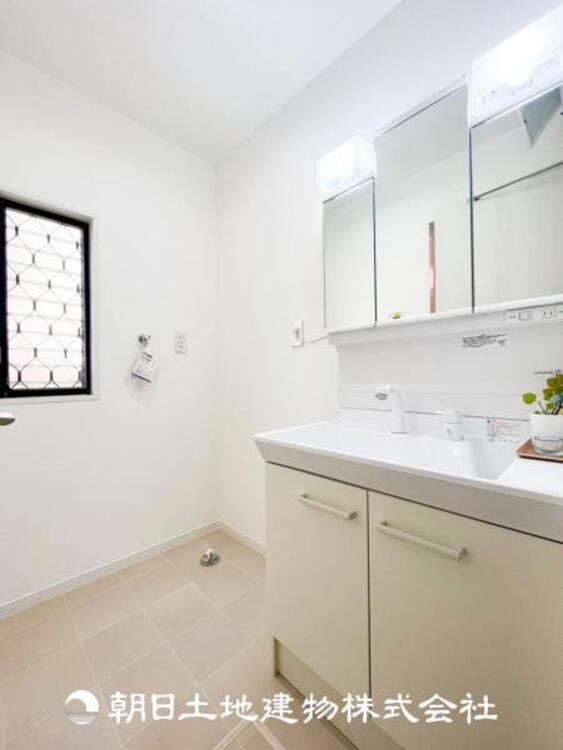 洗面 快適に過ごせることはもちろん、収納や機能性を兼ね備えた洗面化粧台です。