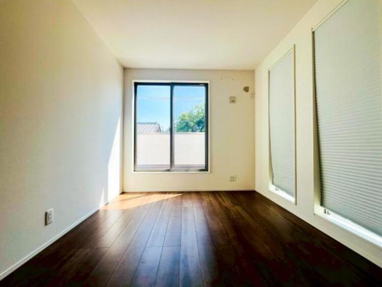 内装 穏やかな寛ぎあじわえるお部屋では有意義な時間がつくれます！大きな窓からと陽光が注がれる明るい空間！光もアクセントの一つとして。一人時間も充実したものにできるプライベートルームは日々を豊かにします！！ 