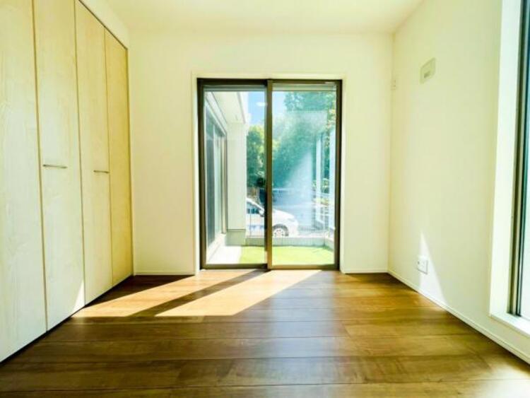 内装 居室はひとり時間を過ごせる安らげるお部屋として活用できます！収納スペースあり！荷物が多くても十分！ベッドや勉強机、テレビなどを置きたい場合におすすめ！！過ごす時間が長くてもゆったり過ごせそうですね！ 