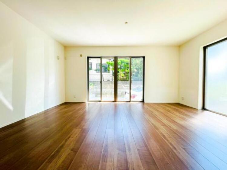 居間 家族の会話や笑顔が行き交うリビングで、子供を走り回らせたい。ダイニングテーブルでゆったり食事を堪能。光と風が溢れる開放的なリビングダイニングには、くつろぎの空間を生み自然と家族みんなが集まってきます 