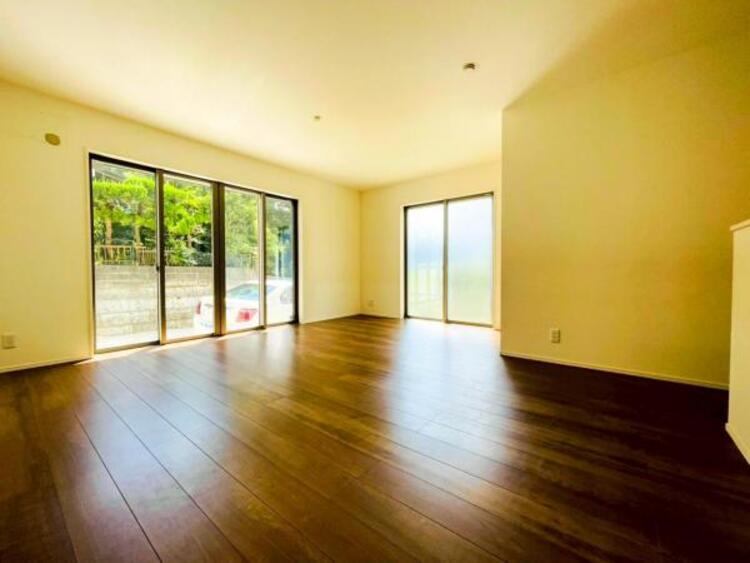 居間 お天気が晴れの日は照明をつけなくても充分明るいリビングです！どこか落ち着きのある広々とした内装です！皆で過ごす空間が、目に浮かんでくる様な優しいリビングダイニングです！くつろいだり楽しい時間を是非！ 