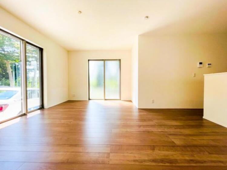 居間 リビングにあふれる採光と心地よい風のつどう調和された空間！！生活を彩る充実した日々が過ごせそうです。家族の滞在期間が長くなることを予測して、設計士が思いと工夫をこらした自慢のリビングダイニング！！！ 