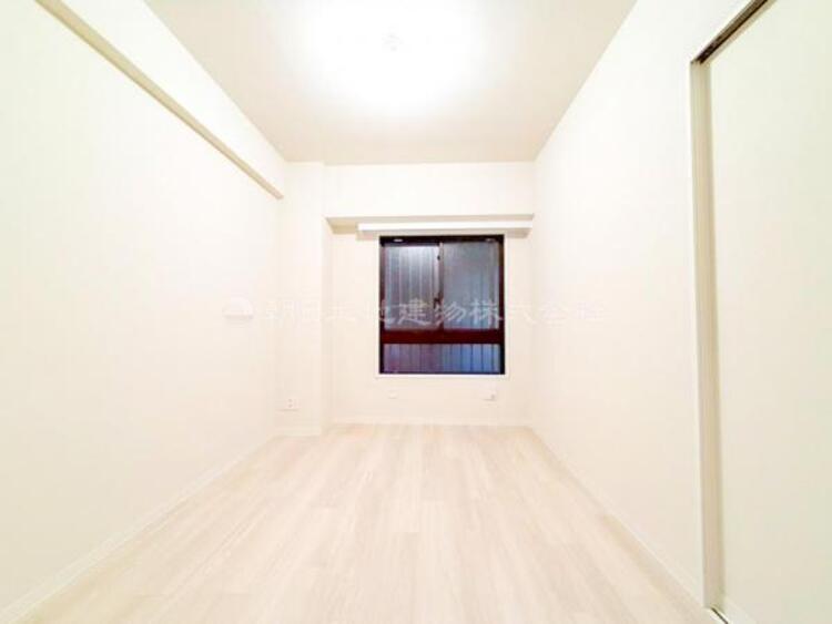 内装 穏やかな寛ぎあじわえるお部屋では有意義な時間がつくれます！大きな窓からと陽光が注がれる明るい空間！光もアクセントの一つとして。一人時間も充実したものにできるプライベートルームは日々を豊かにします！！ 