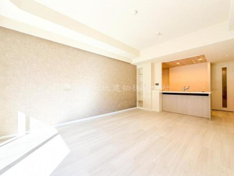 居間 リビングにあふれる採光と心地よい風のつどう調和された空間！！生活を彩る充実した日々が過ごせそうです。家族の滞在期間が長くなることを予測して、設計士が思いと工夫をこらした自慢のリビングダイニング！！！ 