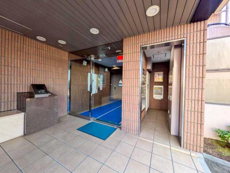 その他 【ロビー】エントランスを潜ると清潔感あるロビーが広がります。