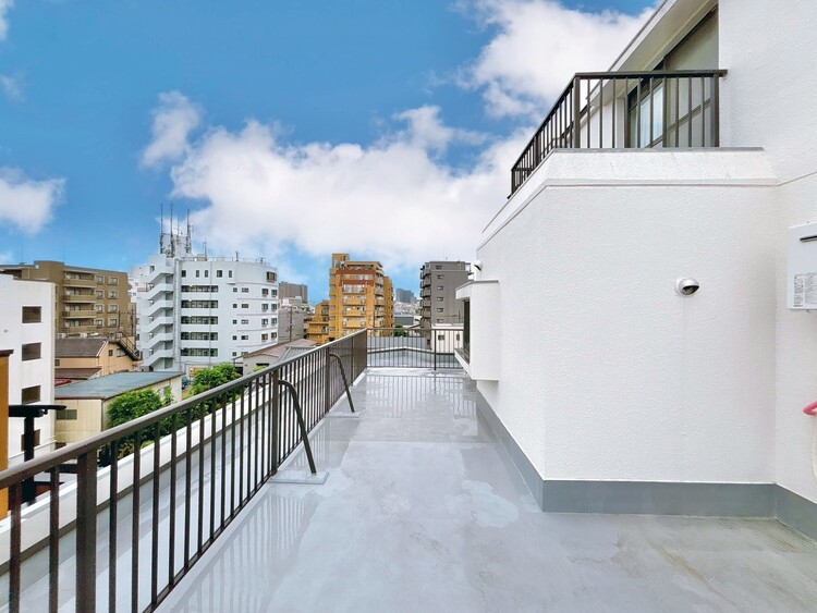 バルコニー 暮らしの中で、光と風を演出してくれるバルコニー。